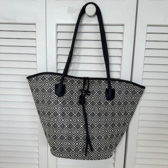 (NWOT)  NEW NEIMAN MARCUS LARGE BLACK AND WHITE  TOTE BAG W/ THICK STRAPS - Picture 1 of 5